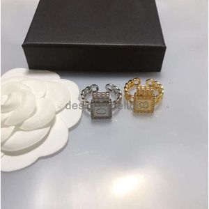 2024SS 18K plaqué or laiton cuivre marque lettre bande anneaux pour hommes femmes créateur de mode marque lettres cristal métal marguerite anneau bijoux taille unique