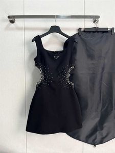 2024SS Basic Casual Dresses Designer zomer Nieuwe sexy pittige meid stijl nagel kralen water diamant decoratieve driehoek in reliëf open taille jurk voor vrouwen 1B8r