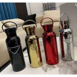 2024SS Designer Portable Vace Sports Water Bottle 304 Coupe isolée en acier inoxydable avec poignée Classic Imprimé Car Water 4 Couleurs