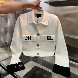 2024SS Designer Femmes Vestes Top Qualité Revers Polo Mode Poitrine Poche Slim Fit Blanc Broderie Imprimé Boucle En Métal Tricoté Cardigan À Manches Longues Veste76