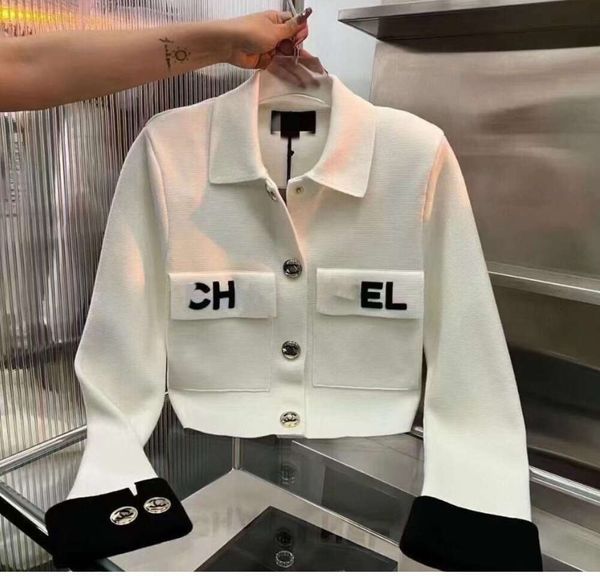 2024SS Designer Femmes Vestes Top Qualité Revers Polo Mode Poitrine Poche Slim Fit Blanc Broderie Imprimé Boucle En Métal Tricoté À Manches Longues Cardigan Vestes K9