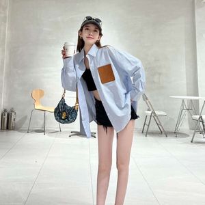 2024SS Fashion Shirt Women Designer Blouse Mens Dames lederen label Gestreepte lange mouwen Shirts Casual College Style Cardigan Button Coat