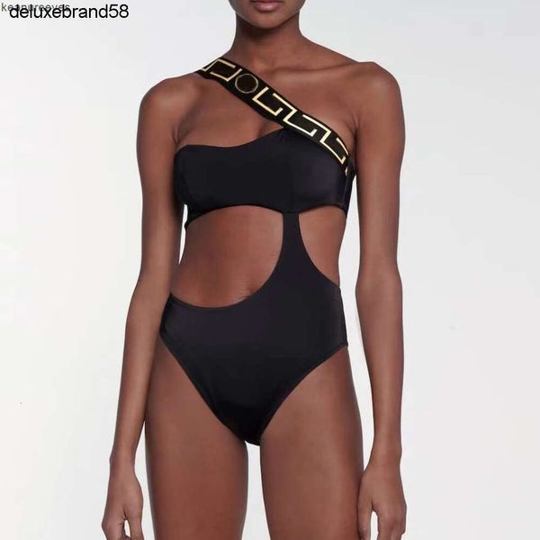 2024SS Halter Swim traje diseñador de diseñadores Bikini para mujer sólido con amor con traje de baño negro de baño de amor de amor.