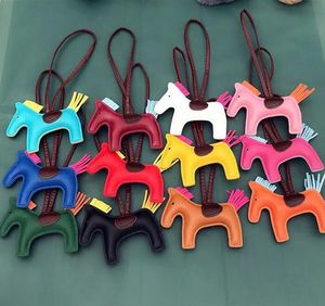 2024SS lederen paardentas charme sleutelhangers sleutelhangers hoogwaardige pony hanger klassieke handtas ornament met de hand gemaakt sleutelhangers voor auto of huisdecoratie