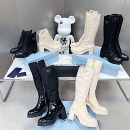 2024SS Nouveau automne et hiver Top marque femmes designer en cuir brillant et nylon à lacets talon haut bottes mi-longues bottines Martin bottes bottes en cuir