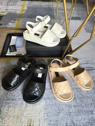 2024Ss lente/zomer designer schoenen Nieuwe sandalen Strand klittenband sandalen Origineel op maat gemaakte ultrazachte schapenvachtstof Borduurmetaal Logo Hardware Bevestigingsmiddelen