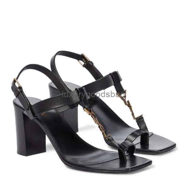 2024SS Verano Diseñador de lujo Mujer Sandalia Tacones altos Zapatos Cassandra Medallón Toe-Ring Sandalias de cuero negro Zapatos de boda de noche frescos 35-43