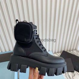 2024SS Botas para mujer Diseñador de moda Onda antideslizante Suela de goma colorida Cuero Martin Tobillo Sex Webbing Lujoso Confort Exquisito Botas