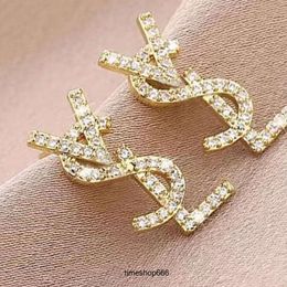 2024Stud 18k Gold plaqué autrichien Lettre de cristal boucles d'oreilles pour femmes Européen et États-Unis Boucles d'oreilles de créateurs simples Cadeau de bijoux de mariée