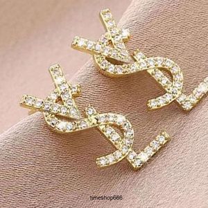 2024Stud 18K Gold vergulde Oostenrijkse Crystal Letter Stud -oorbellen voor vrouwen Europese en VS Populaire eenvoudige designer oorbellen Wedding Bride Sieraden Gift