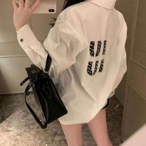 2024Summer New Miui Shirt Designer Blouse Fashion All-Match Ice Silk Cotton Shirts Rhinestone Lettres à manches longues Shirts Femmes Casual Shirts Coat 948