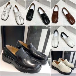 2024Tabi Muisseurs de créateurs Chaussures Luxury Margiela Femmeurs pour femmes Tabi Toe à orteil Sandale Chaussures Nude Fashion Extérieur