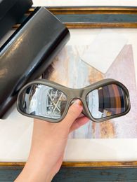 2024Top Designer de luxe de luxe pour femmes et hommes lunettes d'extérieur nuances de mode carrée classique Lady Sun Glasses Mirriers Quality 0314