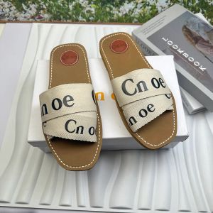 2024Top Designer Femmes Sandales Clogs en bois Mule Sandales plates Lanquers de lettres coulissantes Slippers Femme Ploses Pernes Place Summer Place Plateforme