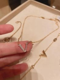 2024women Designer Bracelet Luxury Diamond Charm Bracelet Fashion Trendy Lettre v Pendante Gold Jewelry Accessoires Q3