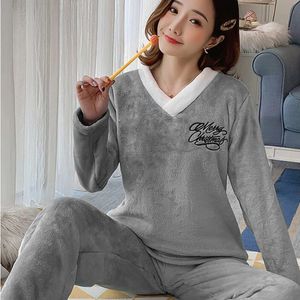 2024womens Vérifications hivernales froids Keep Warm Women V-Neck Coral Fleece Pyjamas of Sleepcoat Lady Thermal Flannel Home Clothing Pyjama Set 231127