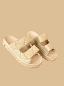 2025 Bruine sandalen voor vrouwen Leather Witte Sandalen Sneaker Boot Black Shoes Sneakers For Women