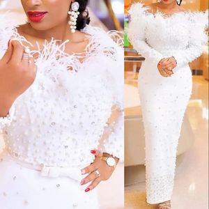 2025 Nouvelles robes de bal de luxe sexy blanc sexy arabe à manches longues à épaule avec des perles de cristal de plumes robes de fête formelle robes de soirée