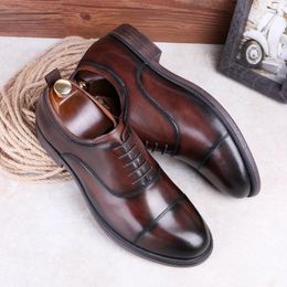 2025 chaussures habillées marchandises hommes mode Style hommes couche supérieure en cuir de vache dégradé Vamp messieurs trois articulations à lacets