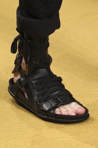 2023 Style Punk Hommes Sandales Appartements Chaussures d'été Boucle en cuir Bottines Casual Gladiateurs Romains Chaussures de plage noires Tongs
