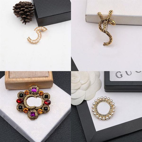 20color 18K Plaqué Or Lettres Broches Petit Vent Doux Femmes Marque De Luxe Designer Cristal Strass Perle Pins Bijoux En Métal 255B