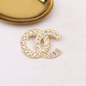 20Color Luxury Women Men Designer Brand LETTR BROOCHES 18K Gold plaqué Elegant Diamond Brooch charche Pin de charme Mari Mariage de Noël Gift Bijoux Accessoire