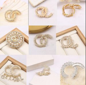 20 colores Famoso diseñador de la marca Encanto Doble letra Oro Plata Multicolor Perla Broche Mujeres Perla Rhinestone Broche Traje Pin Accesorios de joyería de moda