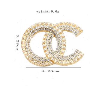 20Colors Modemerkontwerper Dubbele gouden zilveren broches Multicolor Pearl Women Letters Pak Pin Classic Jewelry Accessoires