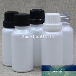 20 ml 2 / 3oz witte glazen flessen met zwart, wit Big Cap Sabotagedekken Essentiële oliedruppelkleuren Lege glazen flessen