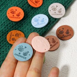 20pcs Etiquetas de etiqueta de PU de 25 mm Multicolor PUE Patrón "hecho a mano" para ropa Etiquetas hechas a mano Diy Bag Garming Accesorios de costura