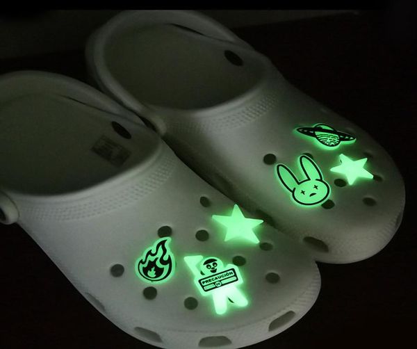 20pcs Bad Bunny Glow Shoe Charms Luminous Buckles Charm Decoration, Chaussures Accessoires brillants dans le Dark5864363