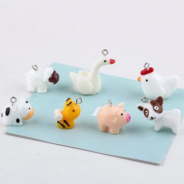 20 piezas Mini animales pequeños ovejas gallo perro cerdo vaca Cisne encantos espalda plana collar de resina colgante llavero para decoración DIY