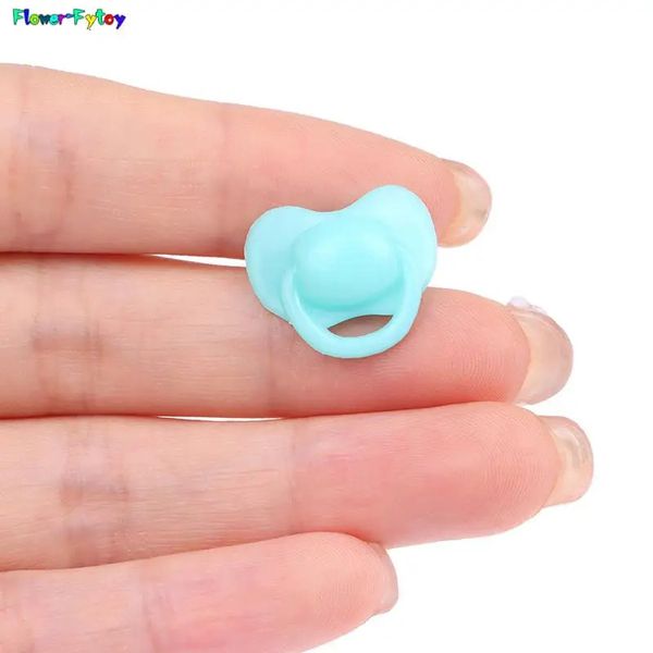 20pcs Doll en miniatura Pacifier Accesorios de juguete Juguetes de plástico Playhouse para niños Color aleatorio 240409