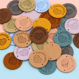 Etiquetas de cuero redondas de 20 piezas Bola de hilo de corazón Etiquetas hechas a mano para ropa Mezcla Color Hecho a mano Bolsas de bricolaje Accesorios de prenda de coser