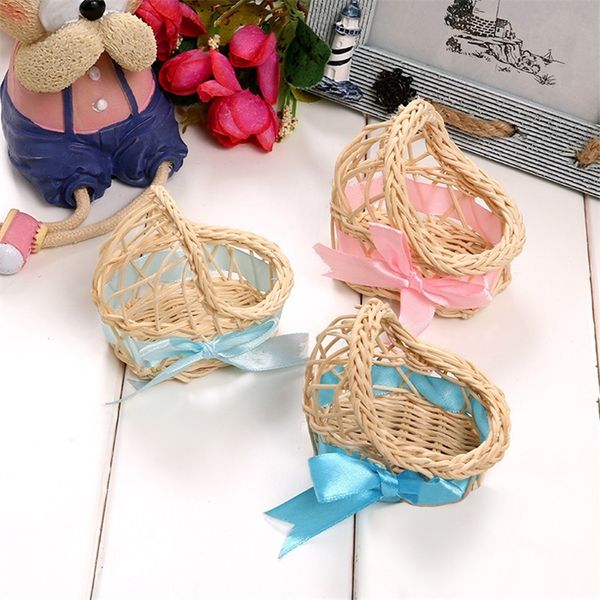 20pcs / set Mini Tissé Fleur Panier Rotin Bébé Berceau Ruban Boîte De Bonbons Baptême Douche Cadeaux pour Invités Arc Décoration 220427