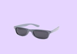 20pcs Lunettes de soleil en plastique classiques entières Rétros Vintage Square Soleil Glèches pour femmes hommes Adultes Enfants Enfants multiportés 8153645