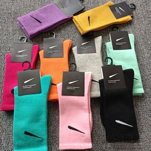 Chaussettes de sport en gros Hommes Femmes Bas Pur coton 11 couleurs Chaussettes de sport Lettre NKs Chaussette imprimée