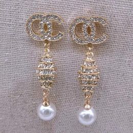 20Style 18K Chapado en oro Diseñadores Letras Pendientes de tuerca Cristal Geométrico Marca de lujo Mujeres Rhinestone Pendiente de perlas para accesorios de joyería para fiesta de boda