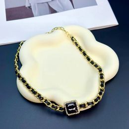 20 Style Gold Gold Luxury Diseñador de cuero Collares de cuero Carta Diamante Inserto Pearl Collar Accesorios de joyería