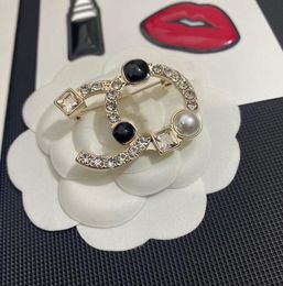 20style 18K plaqué or perle incrusté de diamants Alphabet broche petit vent doux designer de marque de luxe pour femmes cristal perle broche bijoux en métal accessoires de mode