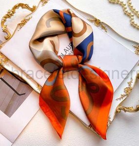 20Style 70x70cm Bandana Scarpe pour femmes Designer Head écharpe des lettres imprimées fleur d'impression Imiter l'écharpe en soie.