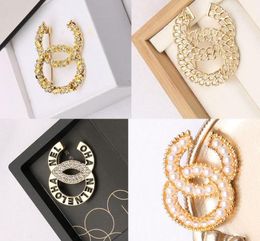 20 estilo marca diseñador C broches de doble letra mujeres de lujo Rhinestone cristal perla broche traje Laple Pin Metal joyería de moda 5206994