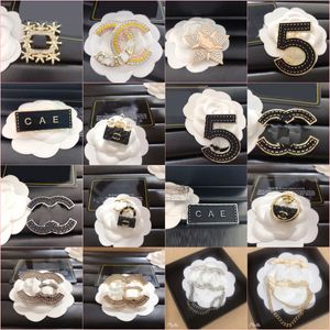 20 stijl Merk Designer C Dubbele Letter Broches Vrouwen Mannen Koppels Strass Diamant Kristal Parel Broche Pak Revers Pin Stempel Mode