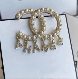 20Style Brand Designer Double Letter Brooces Femmes hommes Luxury Perle Letter Pendre broche épingle Métal Bijoux de mode