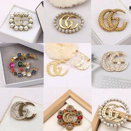 20 stijl Merk Designer G Brief Broches Vrouwen Luxe Strass Kristal Parel Broche Pak Laple Pin Metalen Mode-sieraden Accessoires