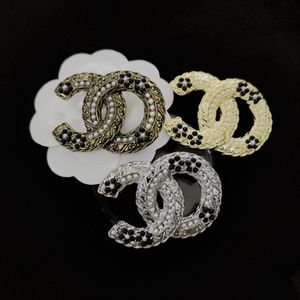 20style merk dubbele letters ontwerper broches voor elegante mode parel broche kledingpak pin dames bruiloft sieraden feest accessoire