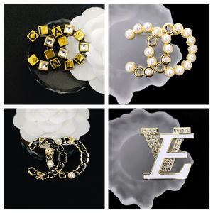 20style marque Double lettres broches de créateur pour la mode perle broche vêtements costume broche femmes bijoux de mariage accessoire de fête