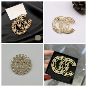 20style classique marque de luxe Desinger broche femmes strass perle lettre broches costume broche mode bijoux vêtements décoration haute qualité accessoires