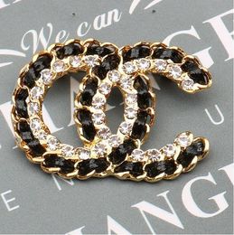 20 stil Klassische Retro Marke Hohl Schwarz Leder Buchstaben Brosche Strass Perle Designer Broschen Schmuck Zubehör Geschenke