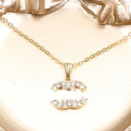 20style Designer Marque Double Lettre Pendentif Colliers Chaîne Plaqué Or Diamant Strass Pull Newklace pour Femmes Bijoux De Mariage Accessoires